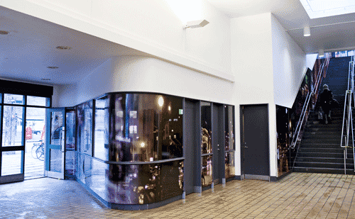 Langgade Station er udsmykket med billeder taget af den lokale fotograf Alio Viera.