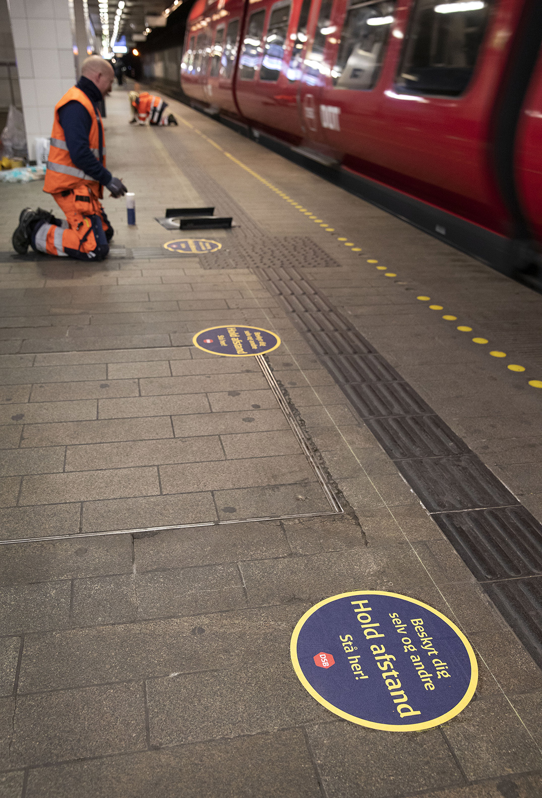 DSB hjælper kunderne med at holde afstand DSB hold afstand