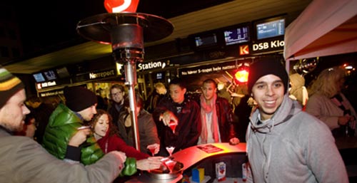 Foran Nørreport St. blev der varmet op til S-tog om natten med dj, glade bartendere og sjove drinks. Foto Klaus Holsting