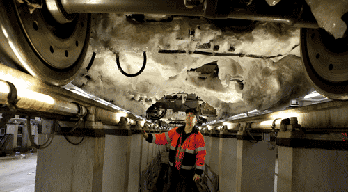 Produktionsleder Gert Schultz kan konstatere, at der er langt ind til de tekniske komponenter under S-togene for tiden. Sne og is giver længere arbejdstid på reparationer. Foto: Klaus Holsting
