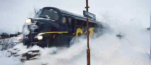 MY'eren med sneplov skaffer passage gennem snemasserne. Arkivfoto: Claus Haagensen.