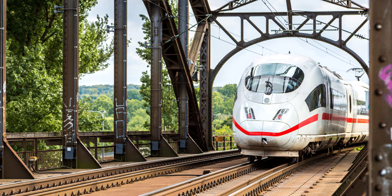 Når du rejser med DSB, finder du attraktive afgangstider fra både København H og Aarhus H, og så snart du ved, hvornår du skal rejse, kan du med fordel bestille din billet.