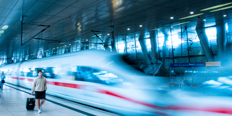 Med DSB begynder turen godt for alle. Du finder afgange fra København H og Aarhus H til Frankfurt Lufthavn flere gange dagligt, og hvis du bestiller i god tid, er der tilmed mange penge at spare. 