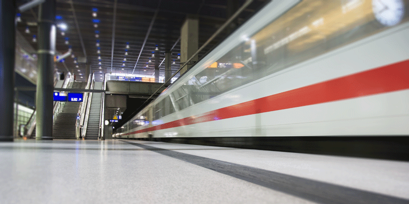 Med DSB starter den gode rejse allerede i toget, hvor du kan nyde et par afslappende timer, inden du ankommer til Hamburg Lufthavn.