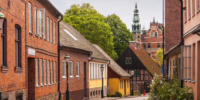 Tag toget til Lund med DSB og gå en tur i de charmerende gamle gader, som emmer af historie
