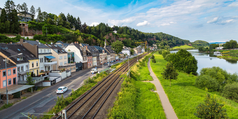 Mosel er en tysk region, der nok er mest kendt for sin smukke natur og fabelagtige vine. Hos DSB finder du flere rejser til eventyrlige Mosel, og vi tilbyder afgangstider fra både København H og Aarhus H flere gange dagligt.