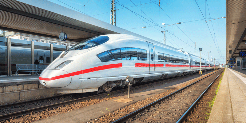 Med DSB kan du komme direkte til den nordtyske by, og når du planlægger rejsen i god tid, er der samtidig mange penge at spare. Du kan rejse med tog til Neumünster flere gange dagligt, og du finder attraktive afgangstider fra både København H og Aarhus H.